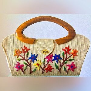 VINTAGE WOVEN STRAW PURSE WOOD HANDLES FLORAL STRAW EMBROIDERY GOLD HARDWARE